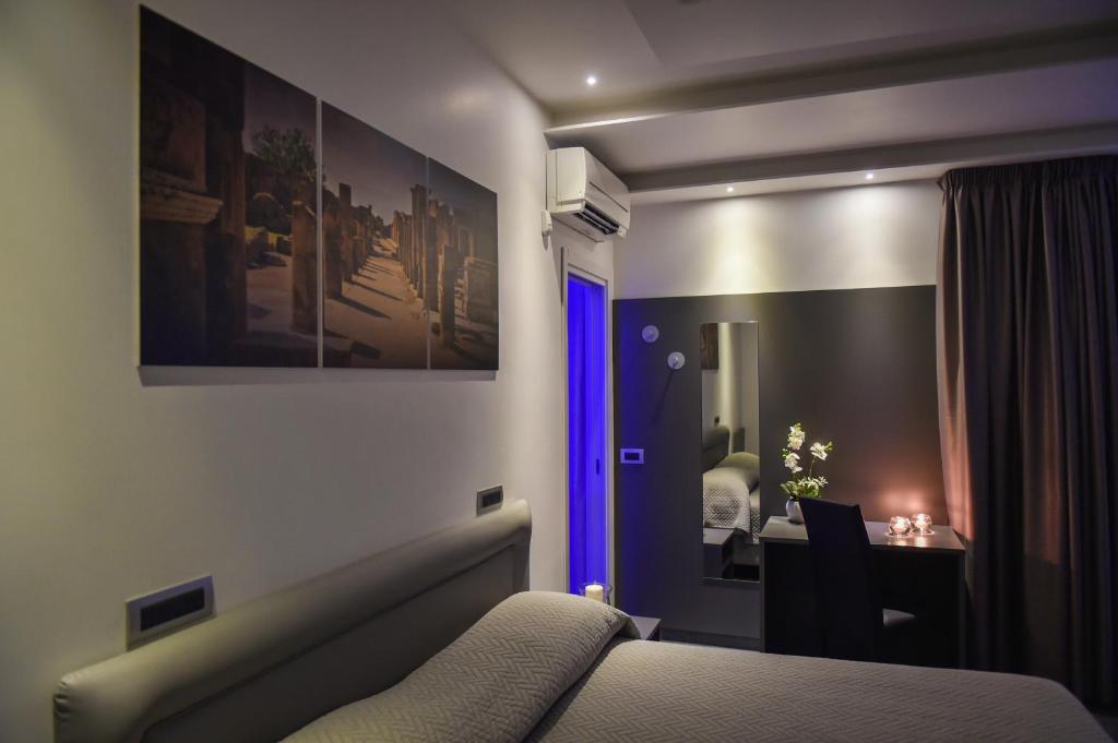 Posteľ alebo postele v izbe v ubytovaní Pompei Inn Ruins B&B Luxury Suite