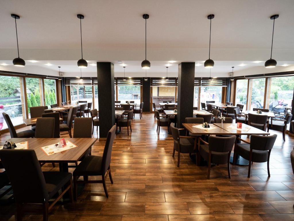 Reštaurácia alebo iné gastronomické zariadenie v ubytovaní Penzion Almada