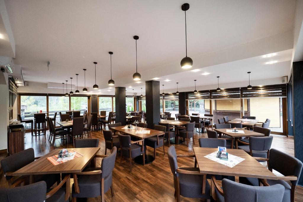 Reštaurácia alebo iné gastronomické zariadenie v ubytovaní Penzion Almada