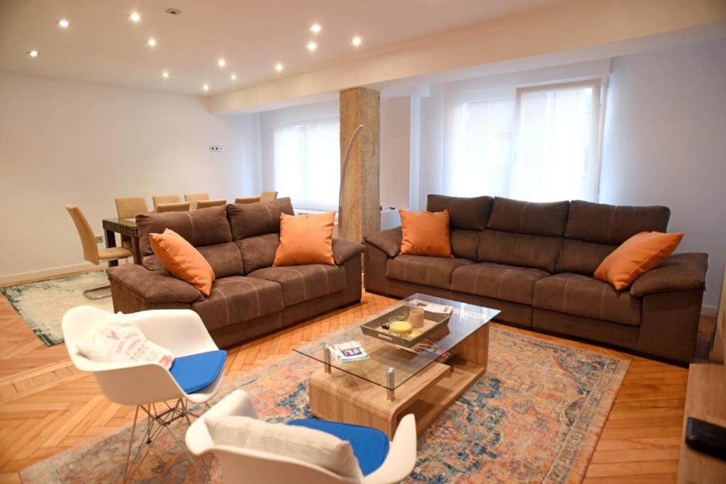 sala de estar con sofá y mesa en SANTANDER CENTRO, en Santander