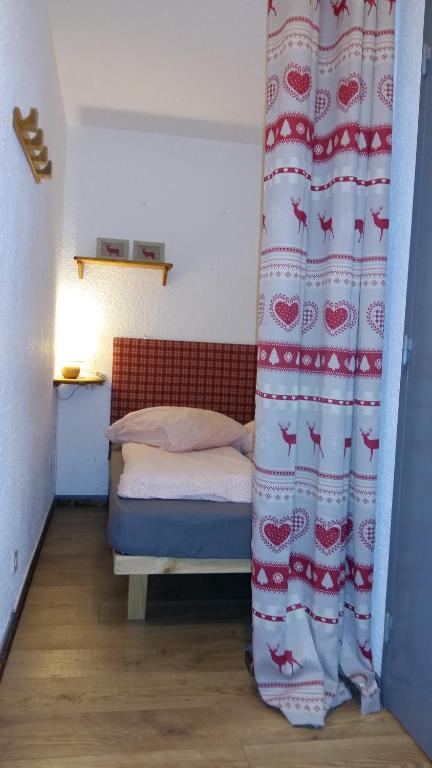 Postel nebo postele na pokoji v ubytování Les Alberges