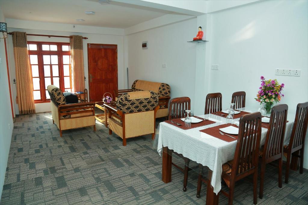 ein Esszimmer mit Tisch und Stühlen in der Unterkunft AGP home in Nuwara Eliya