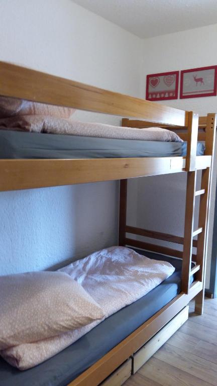 Postel nebo postele na pokoji v ubytování Les Alberges