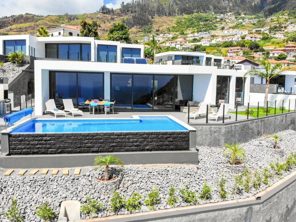 卡列塔的住宿－Villa Rubydom，一座带游泳池的房子的图象