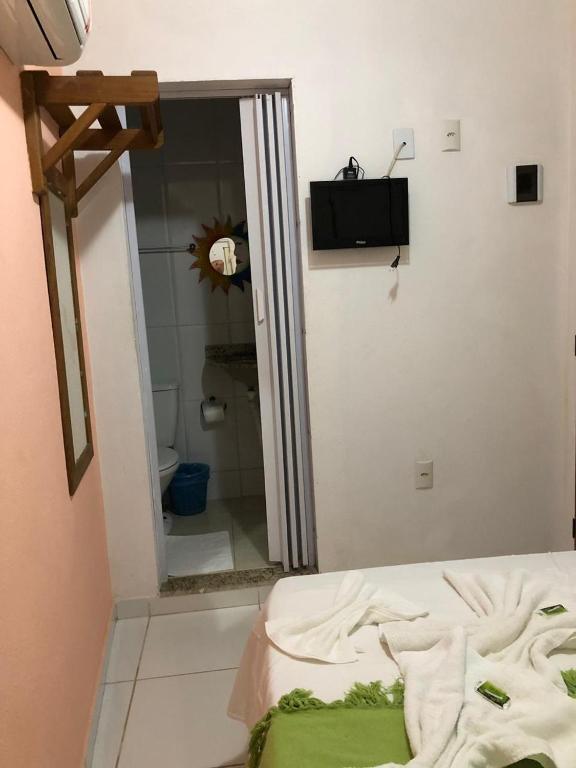 Uma cama ou camas num quarto em Pousada Caravelas
