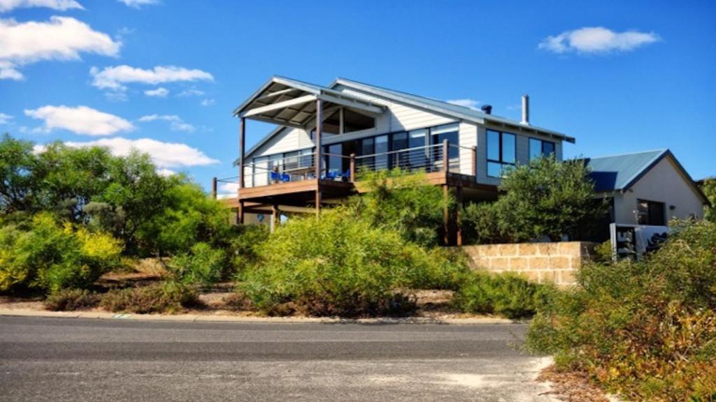 una casa sul ciglio di una strada di Blue Ocean Haven - Expansive Ocean Views in this Classic Family Beach House in Peppermint Grove Beach a Capel