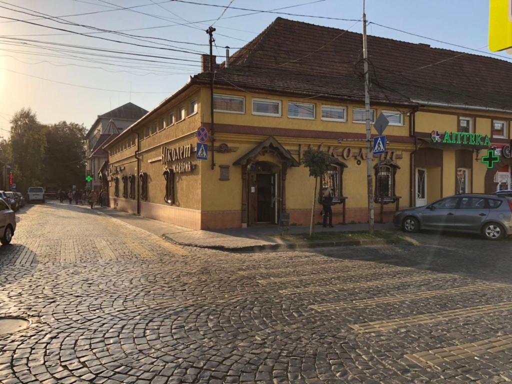 eine Kopfsteinpflasterstraße vor einem Gebäude in der Unterkunft Hotel Daniel in Mukatschewo
