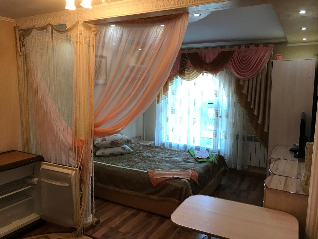 a bedroom with a canopy bed and a window at Fortuna in Cherche