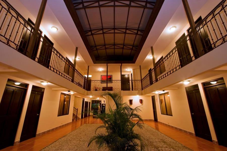 a hallway of a building with a ceiling at Hotel El Cerro in Liberia