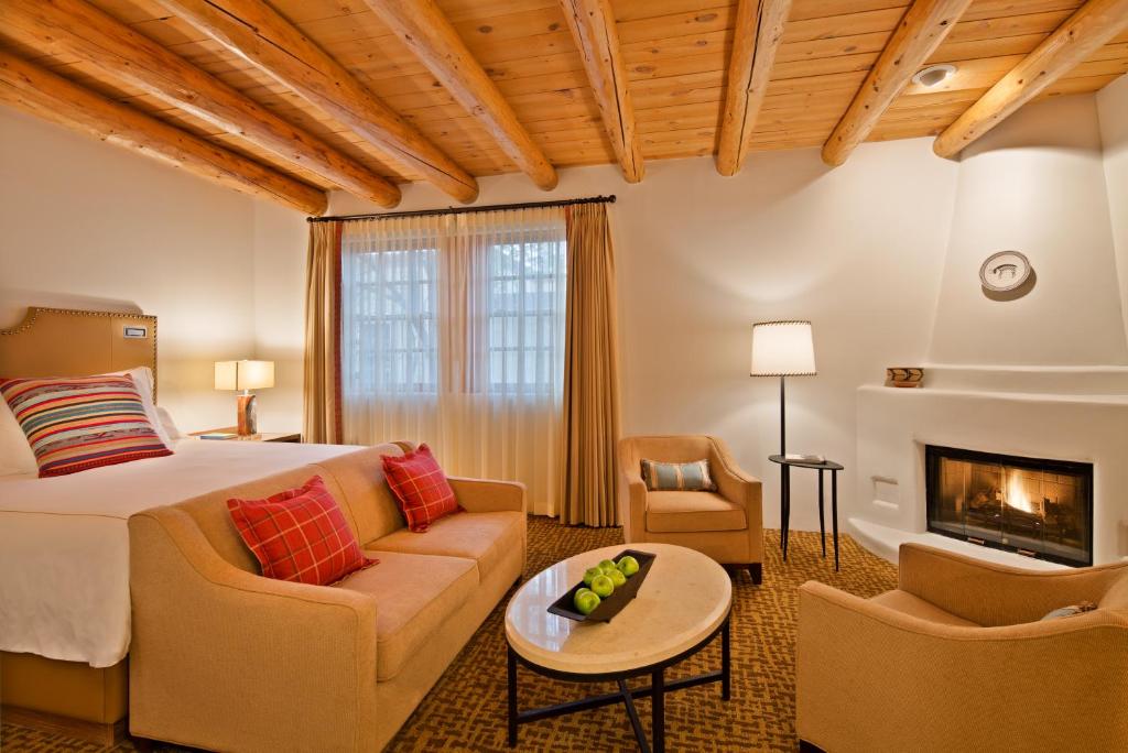 O zonă de relaxare la Rosewood Inn of the Anasazi