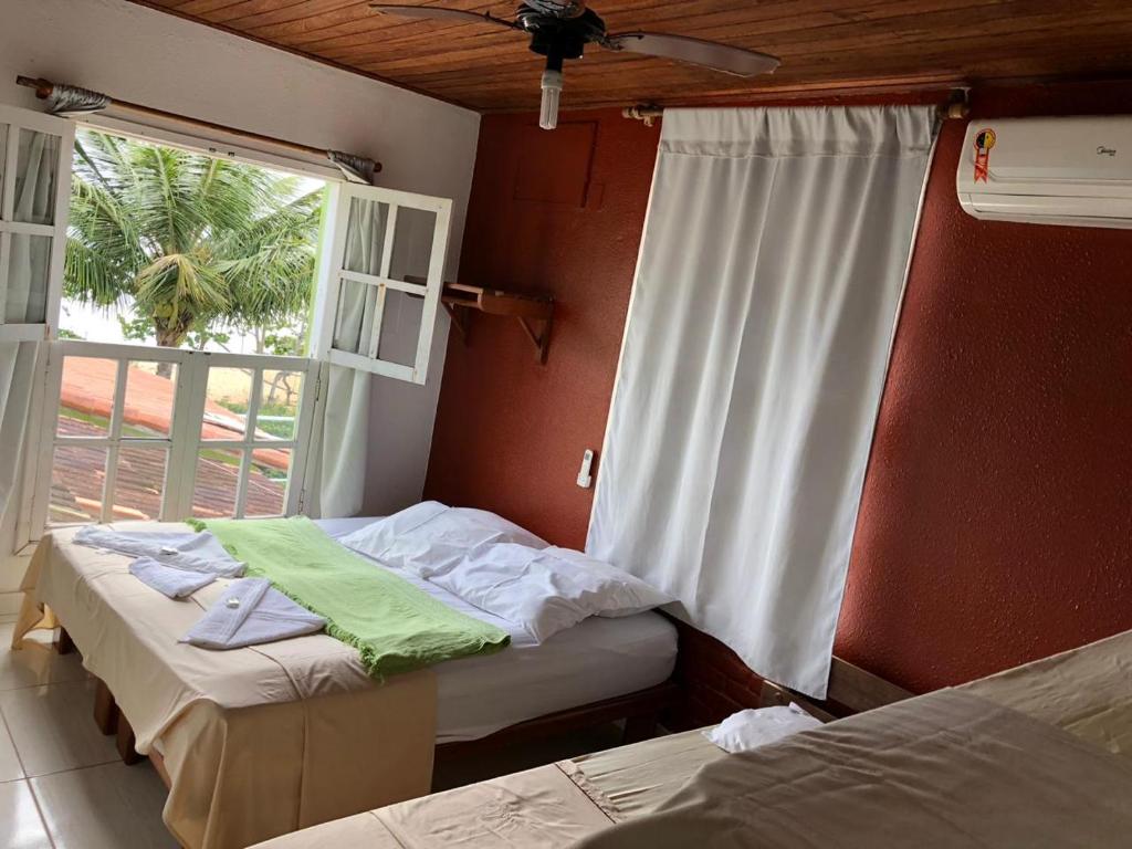 Uma cama ou camas num quarto em Pousada Caravelas