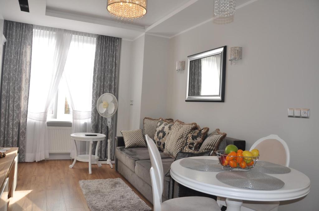 sala de estar con sofá y mesa en Golden Apartments - City Centrum, en Białystok