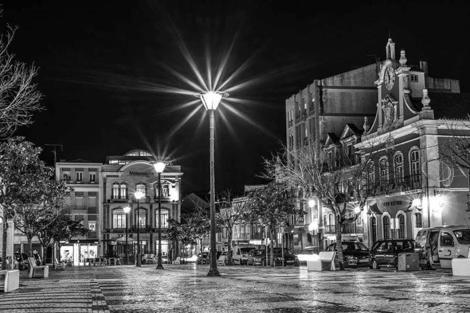 uma luz de rua no meio de uma cidade à noite em Rafaelo's Apartment nas Caldas da Rainha