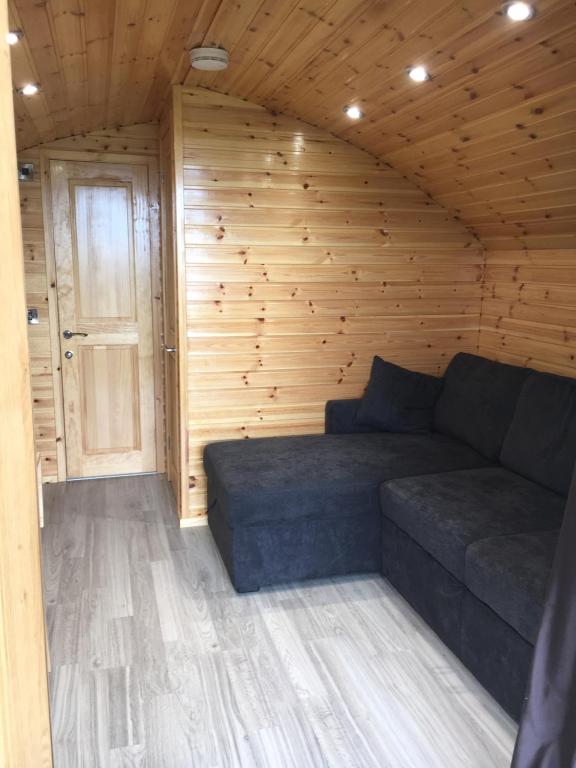 Posezení v ubytování Greencraig Pods
