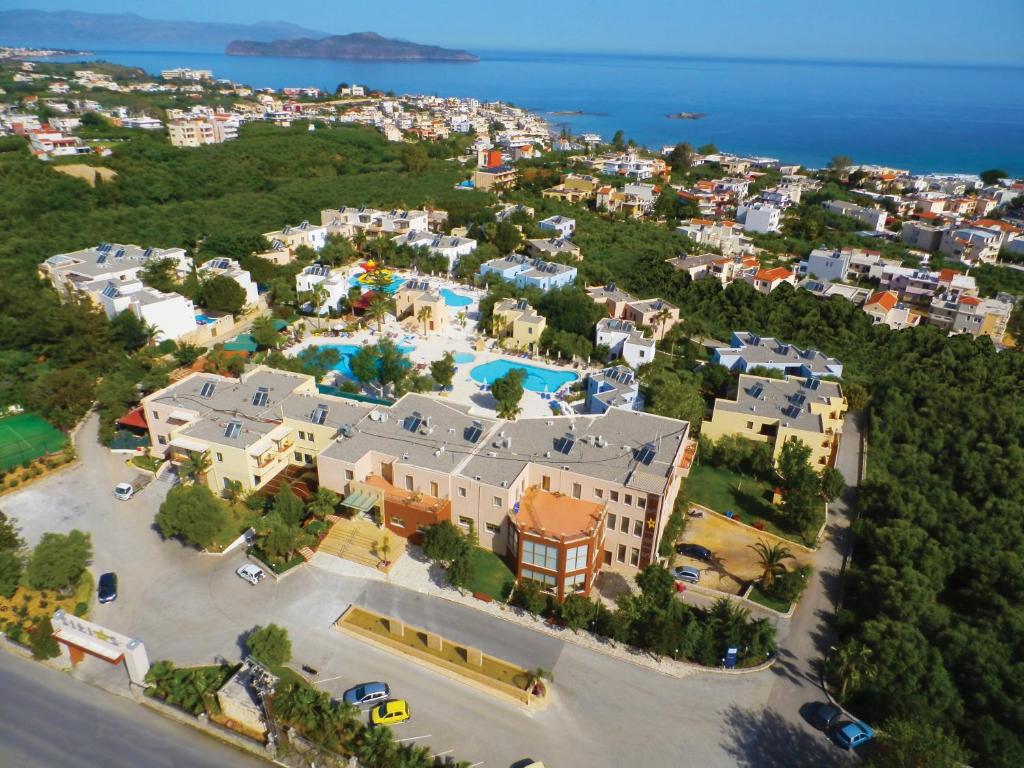 uma vista aérea de um resort com uma piscina em Sirios Village Hotel & Bungalows - All Inclusive em Kato Daratso