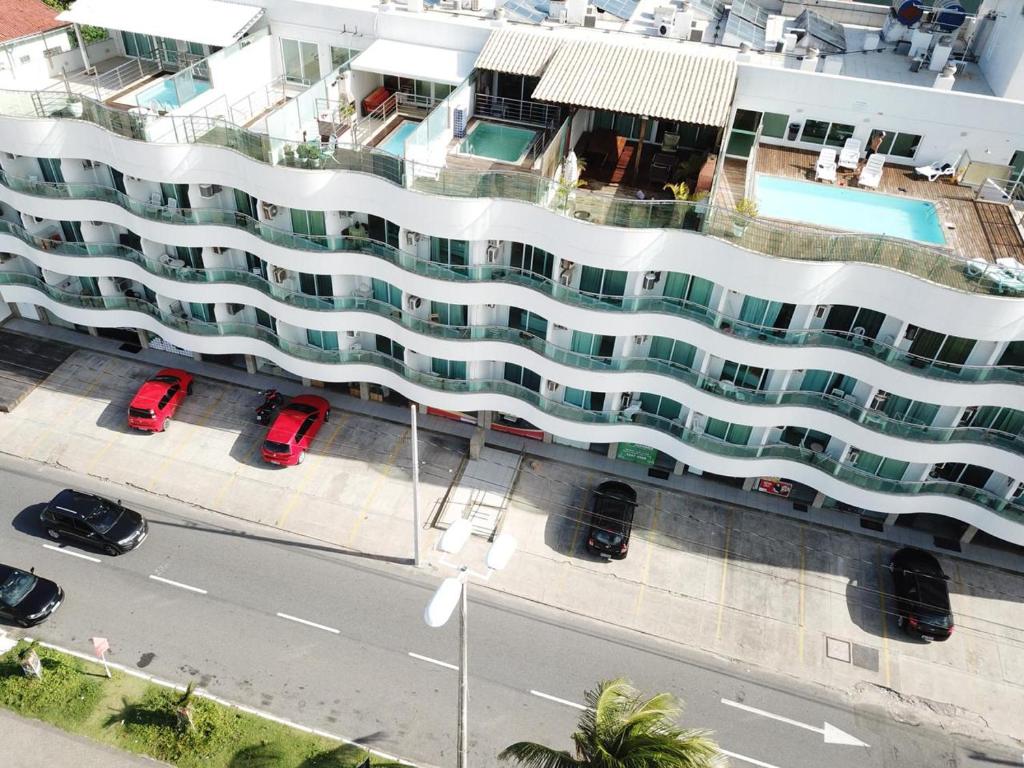 an aerial view of a large building with a swimming pool at Flat à beira mar in João Pessoa