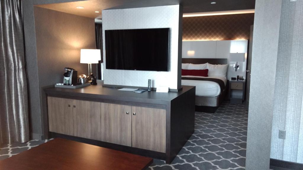 A bed or beds in a room at The Guest House at Graceland