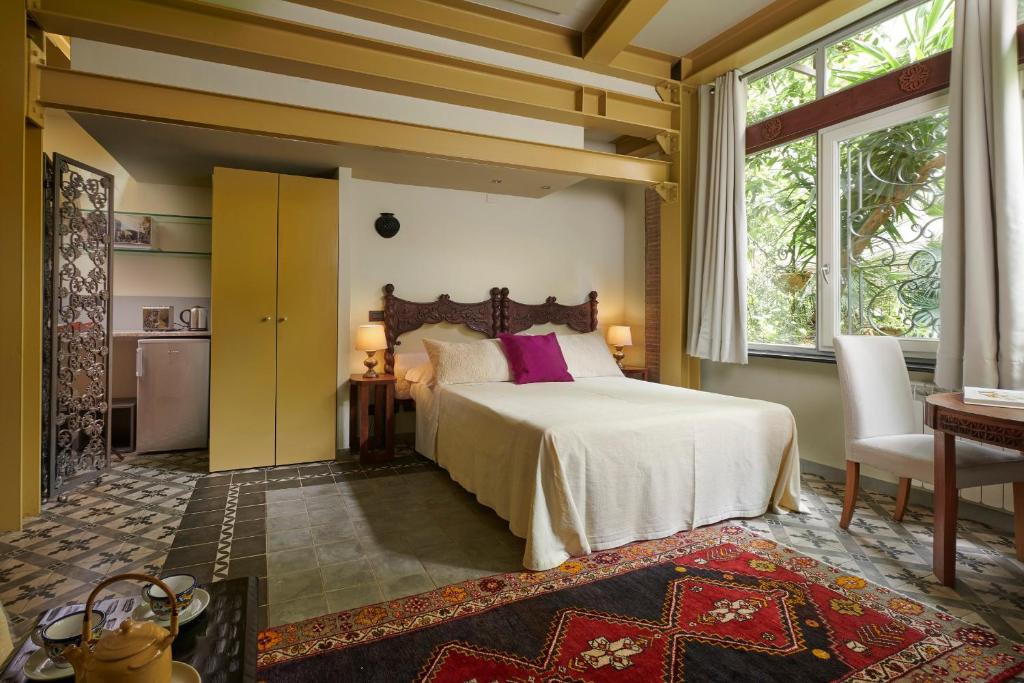Postel nebo postele na pokoji v ubytování Palm Gallery Hotel