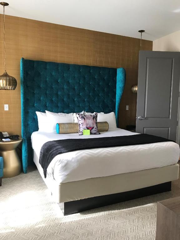 A bed or beds in a room at The Guest House at Graceland