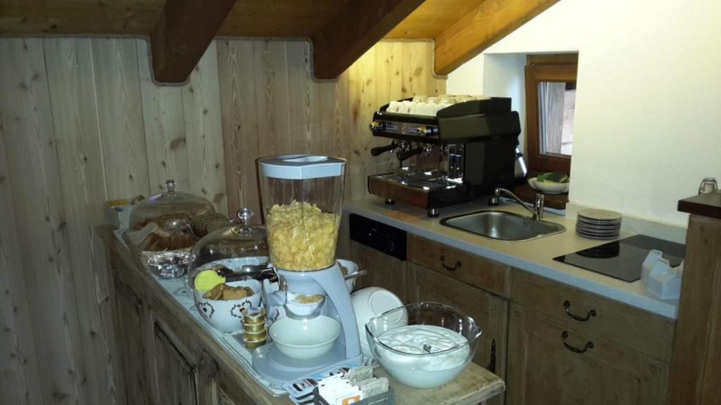 kuchnia z blatem z mikserem w obiekcie Maison Chenal w mieście Montjovet