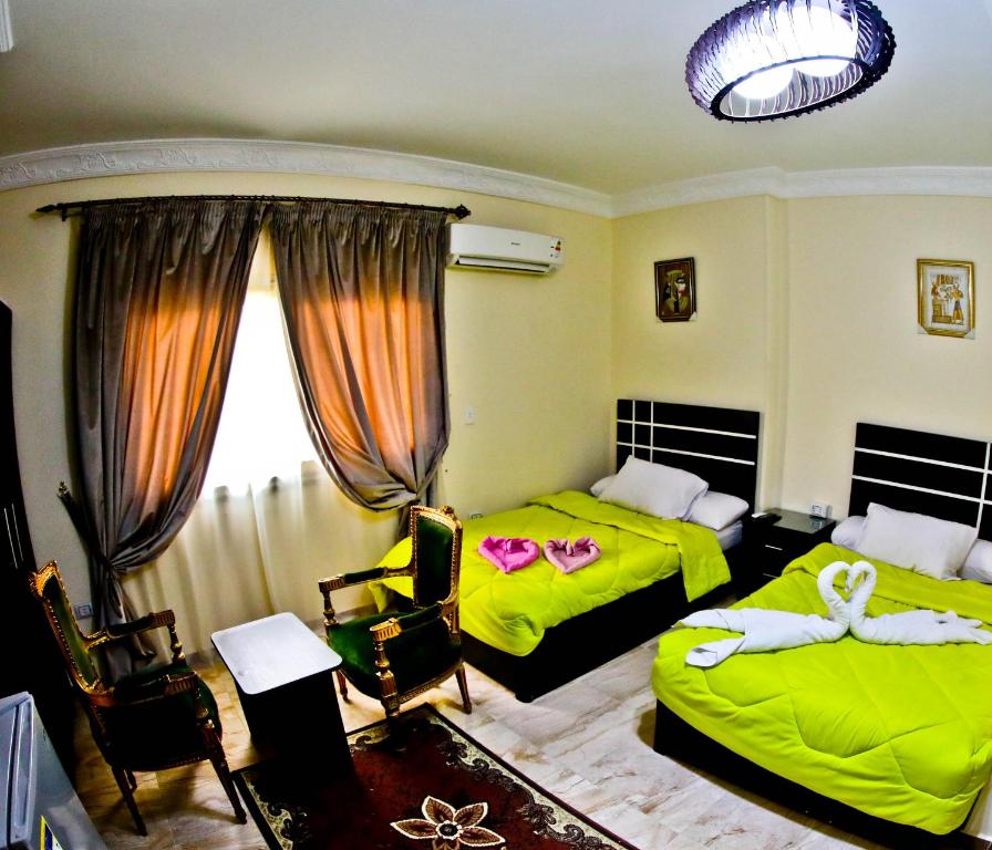 Letto o letti in una camera di Makadi Pyramids View