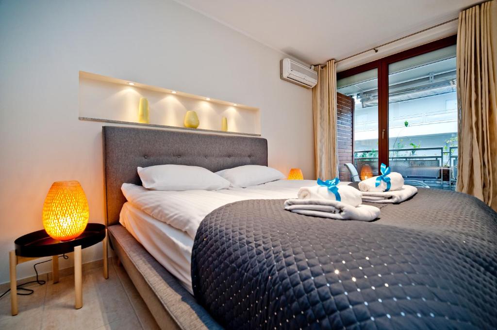 Säng eller sängar i ett rum på Międzymorze BlueApart Jurata