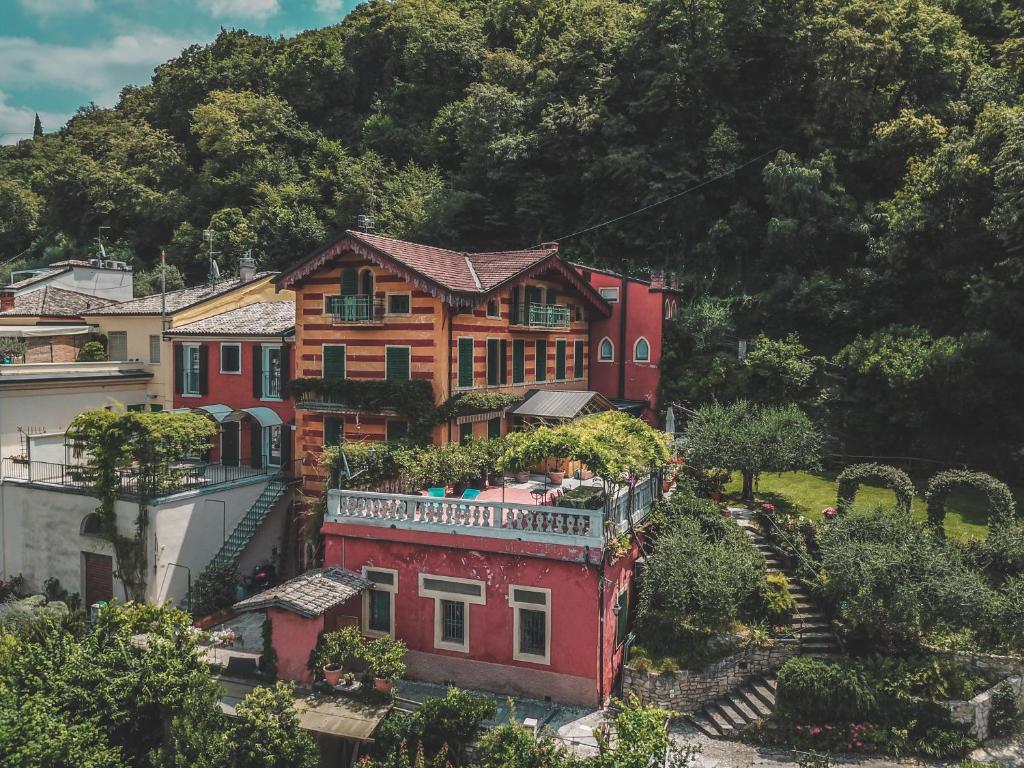 un grupo de casas sentadas en la cima de una colina en Welcome Traveller VILLA ARIGONI, en Garda