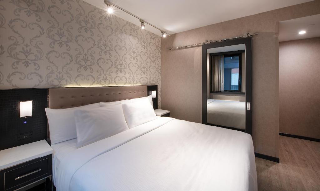 Aliz Hotel Times Square - Deluxe King Balcony Guest Room