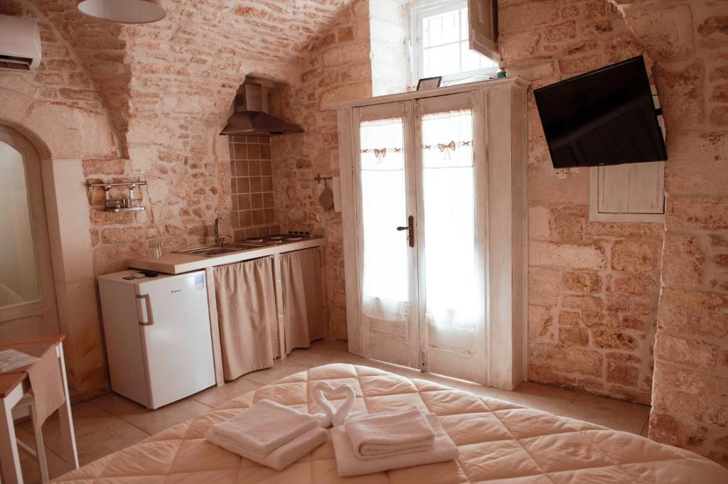 Il comprend une cuisine équipée d'un réfrigérateur. dans l'établissement Exclusive Apartments, à Martina Franca