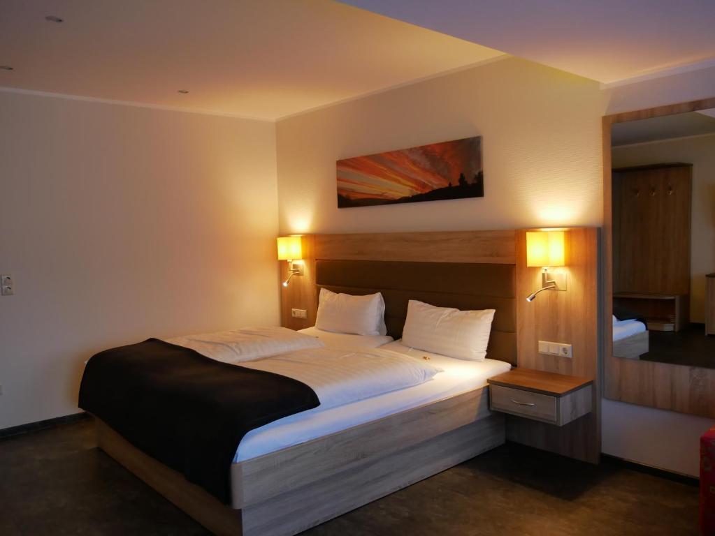 - une chambre avec un grand lit dans l'établissement Gasthof Jörns, à Diekholzen