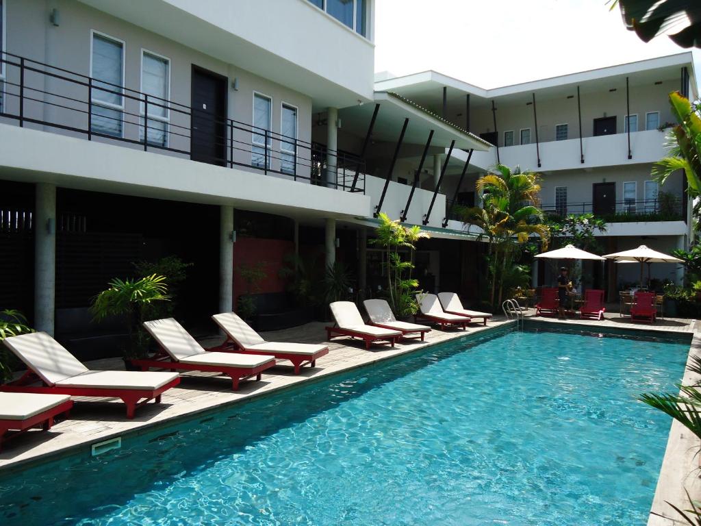 una piscina con tumbonas y un hotel en MEN's Resort & Spa (Gay Hotel), en Siem Reap