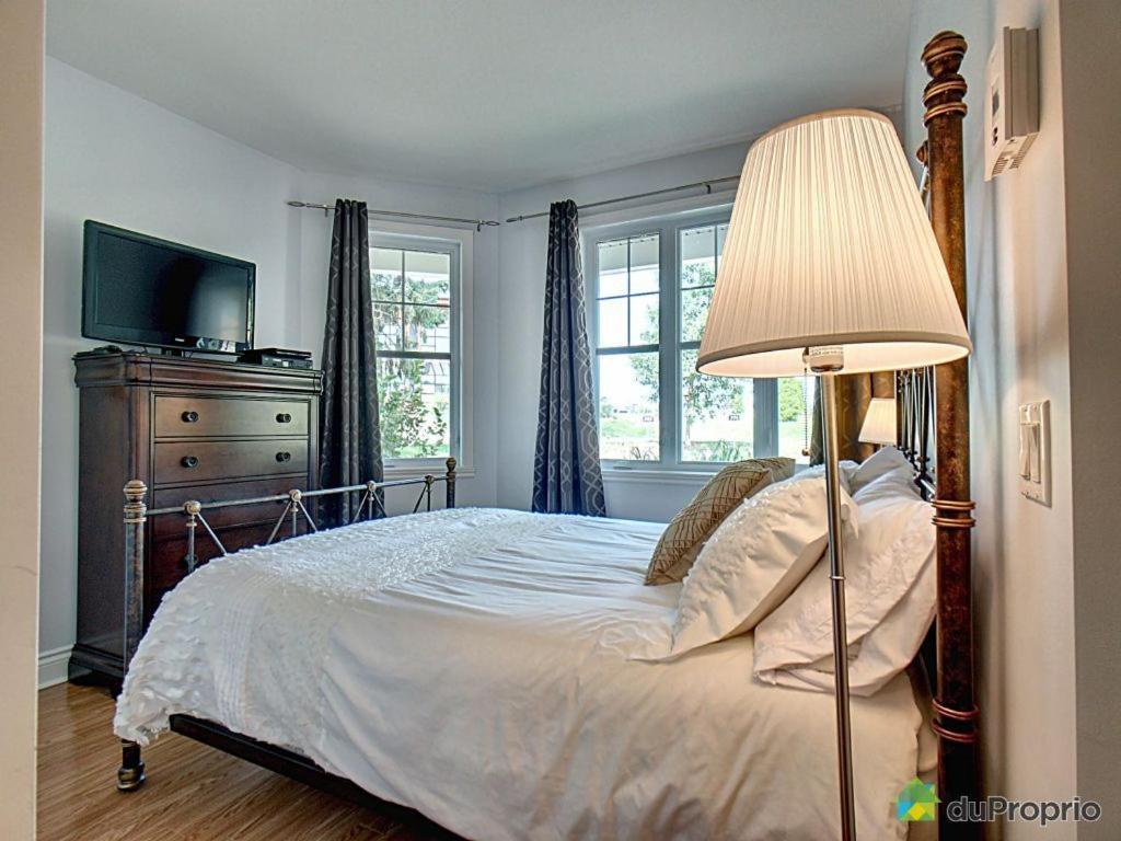 Postel nebo postele na pokoji v ubytování Condo Le Champlain - 105