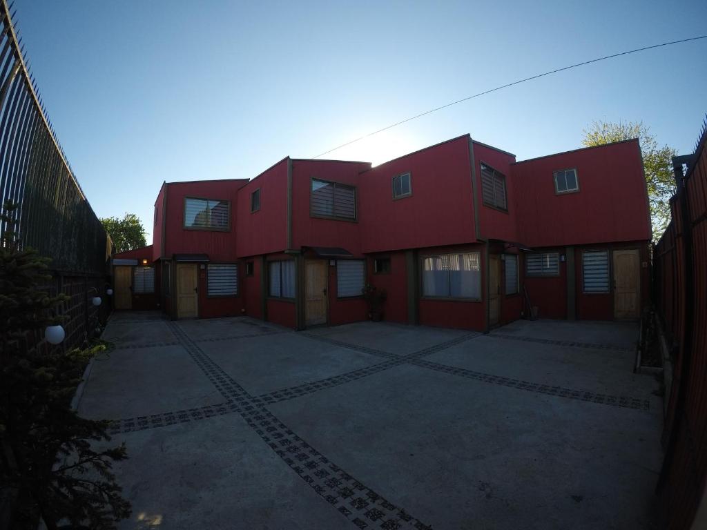 una casa roja con una entrada delante de ella en Rio Lingue, en Valdivia