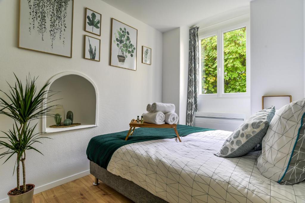 Un dormitorio con una cama con un osito de peluche. en Madeleinette, en Estrasburgo