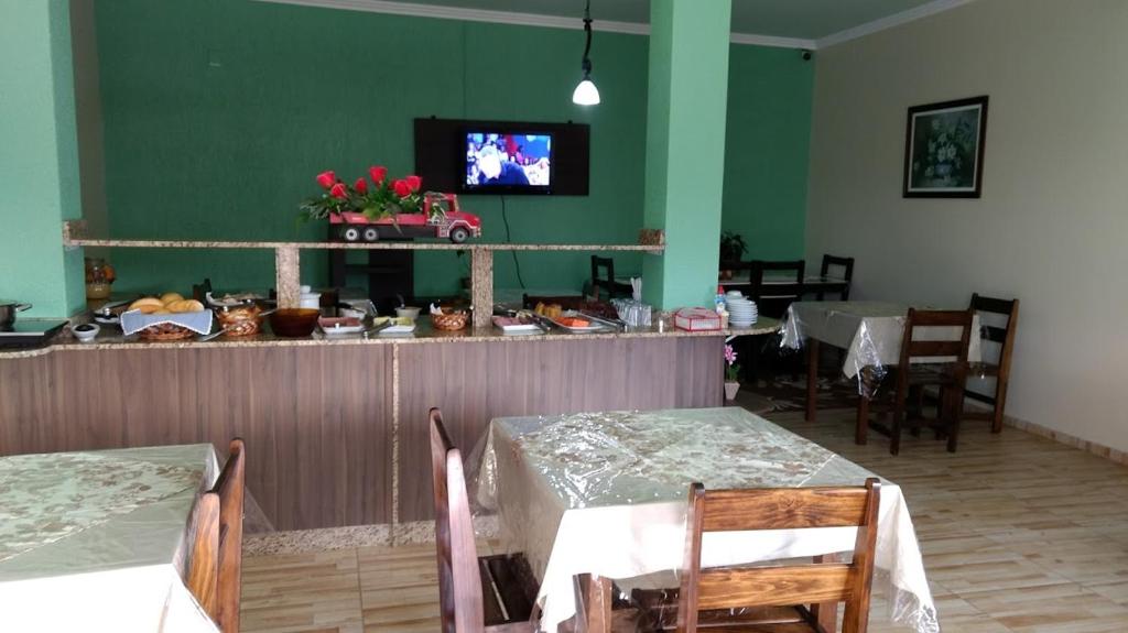 TV a/nebo společenská místnost v ubytování Hotel Alvorada