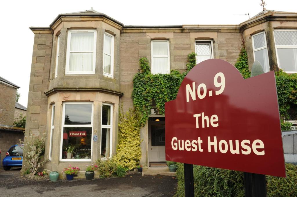 a no the guest house sign in front of a house bij No 9 The Guest House Perth in Perth