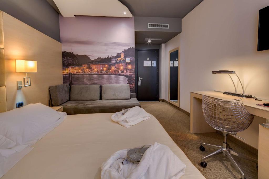 A bed or beds in a room at Best Western Plus Hotel Expo