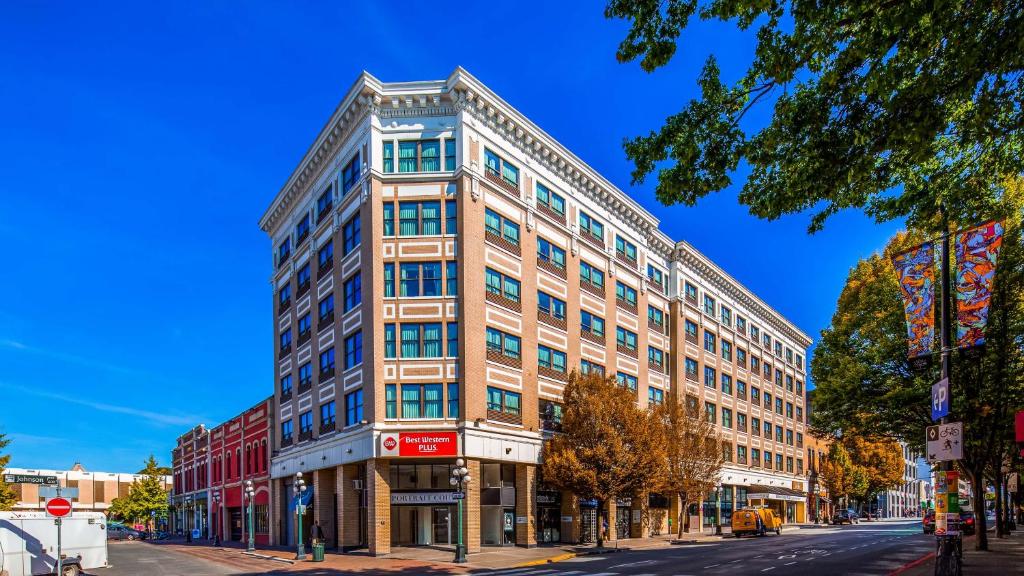 un edificio alto en una calle de la ciudad en BEST WESTERN PLUS Carlton Plaza Hotel en Victoria