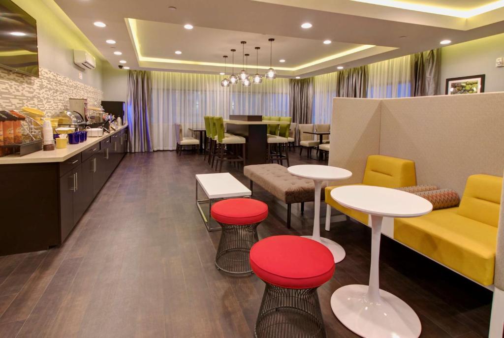 Posezení v ubytování Days Inn & Suites by Wyndham Port Arthur