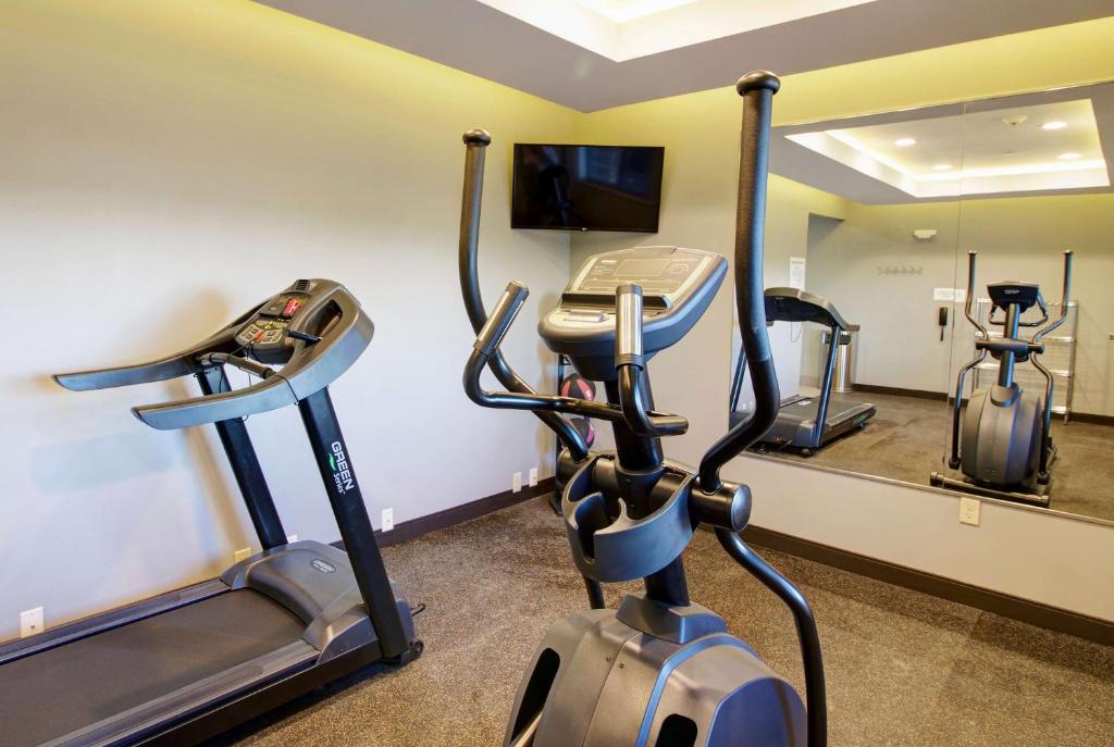 Fitness centrum a/nebo fitness zařízení v ubytování Days Inn & Suites by Wyndham Port Arthur