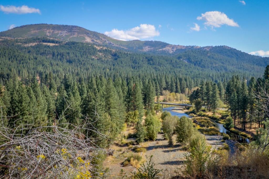 Mountain and River View Cliff House, Graeagle (updated prices 2024)