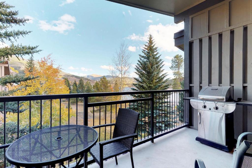 - un balcon avec une table, des chaises et un grill dans l'établissement Lake Cliffe 302, à Dillon