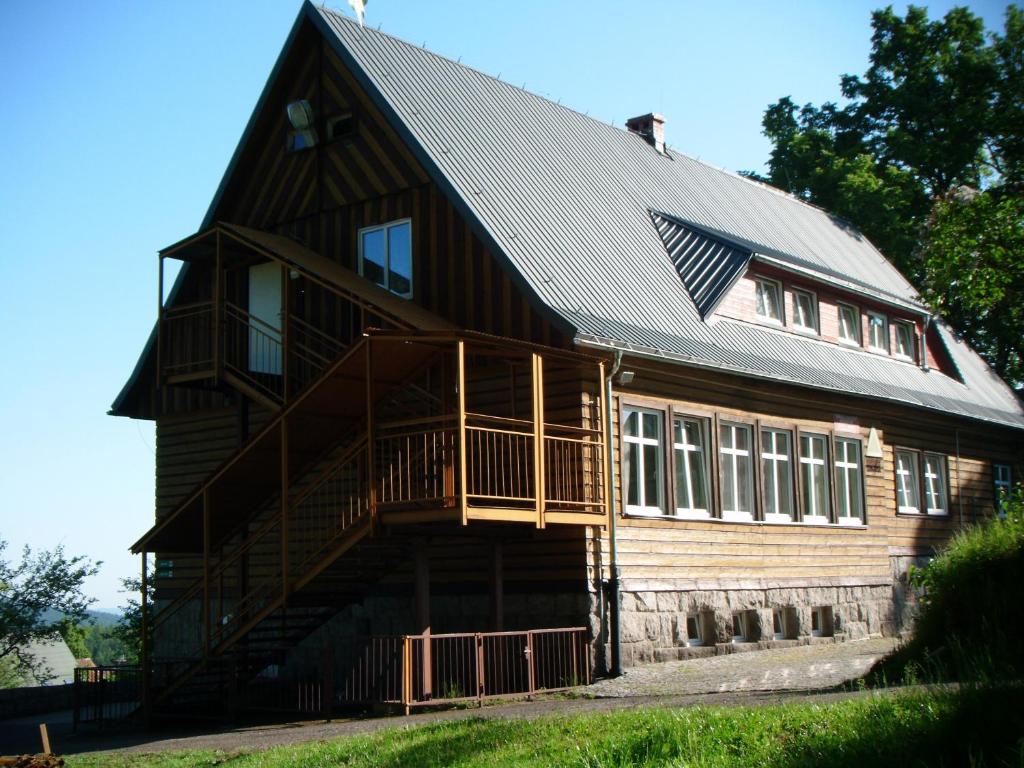 a large wooden house with a gambrel roof at Szkolne Schronisko Młodzieżowe Złoty Widok in Piechowice