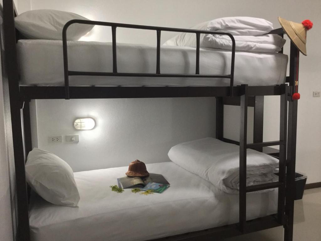 Postel nebo postele na pokoji v ubytování SABUN-NGA HOSTEL