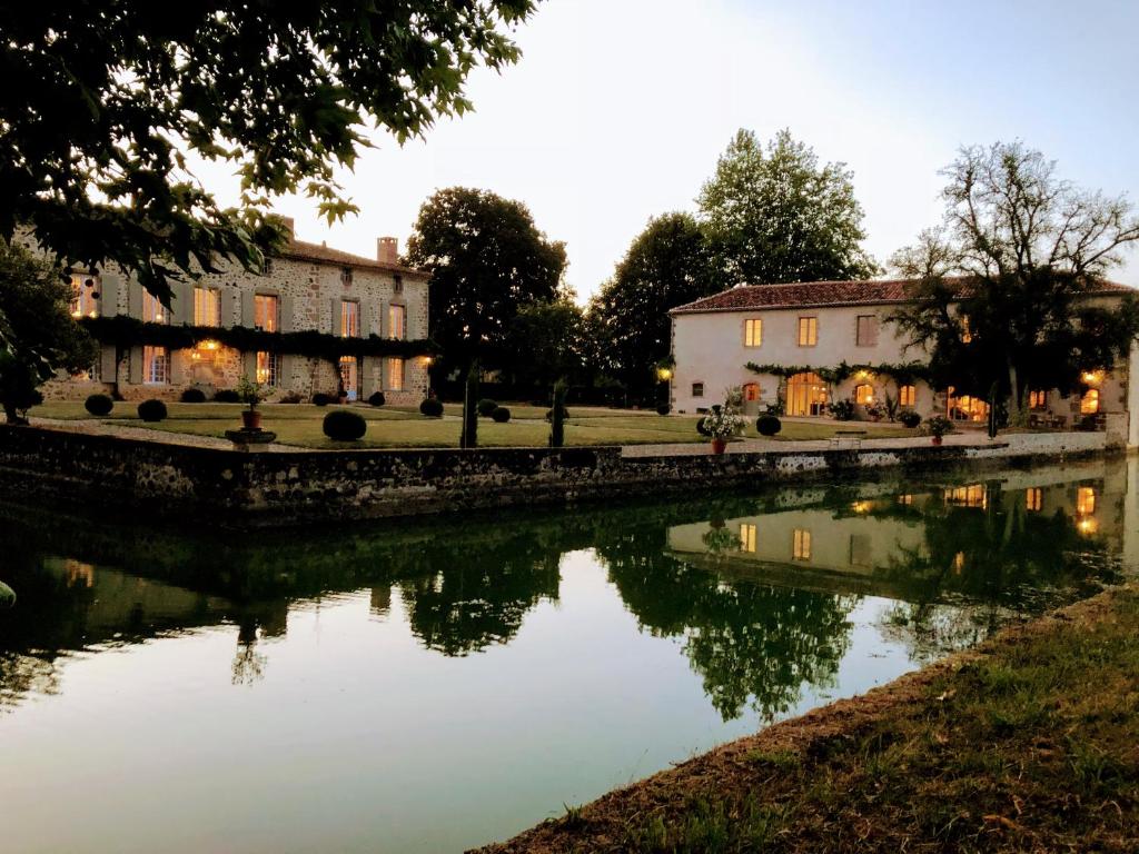 Blick auf einen Fluss vor einem Gebäude in der Unterkunft DOMAINE de la PARTOUCIE in Confolens