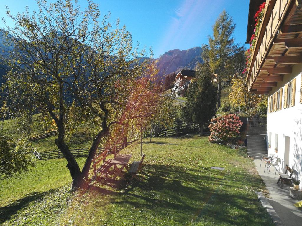 Nespecifikovaný výhled na hory nebo výhled na hory při pohledu z farmy