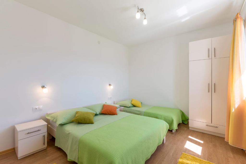 Postel nebo postele na pokoji v ubytování Apartmani Bezmalinović