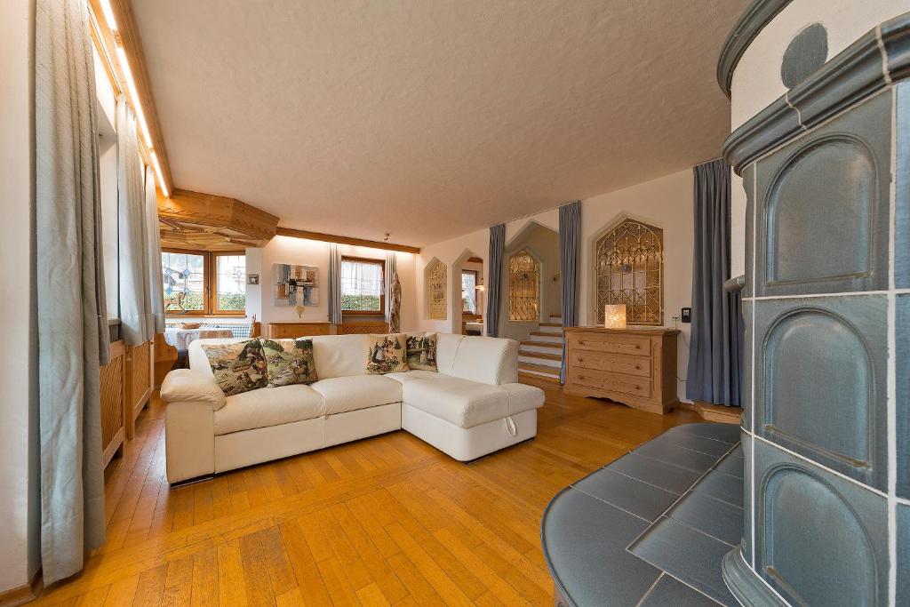 una sala de estar con 2 sofás blancos y una mesa. en LERCHER Anna Villa Lercher en San Candido