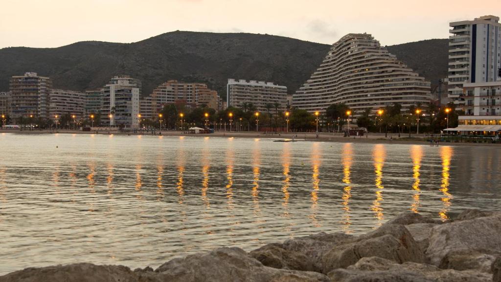 a large body of water in front of a city at Apartamento Florazar 2, 8ºC in Cullera