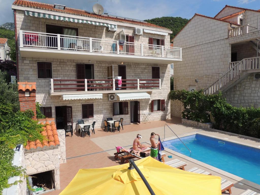 Bazén v ubytování Apartmani Bezmalinović nebo v jeho okolí